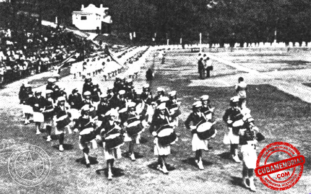 Banda de tambores del Colegio La Inmaculada en La Habana, 1944.