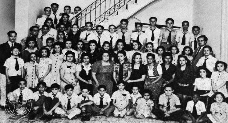 Grupo de profesores y alumnos del Colegio Academia Yara, La Víbora, 1944.