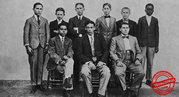 Grupo de empleados y operarios de La Moderna, en San Diego del Valle, hacia 1919.