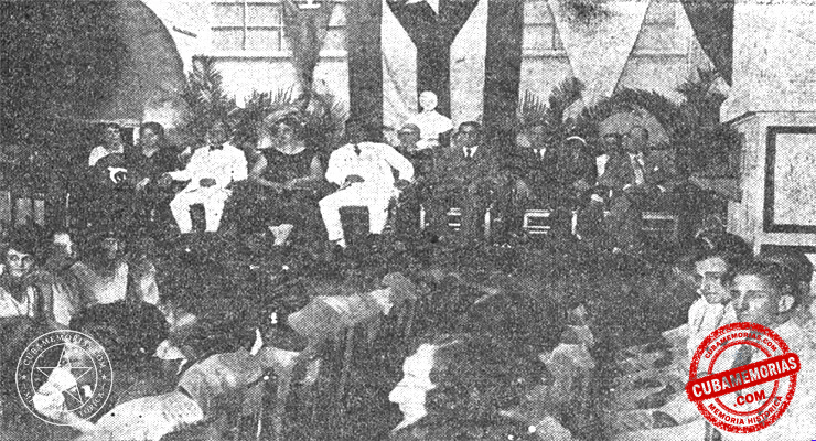 Presidencia y alumnos graduados durante la entrega de títulos en la Escuela Normal de La Habana, 1926.