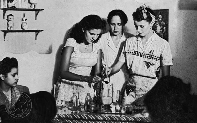 Alumnas del Instituto de Economía Doméstica durante ejercicios en el aula de Puericultura, La Habana, 1944.