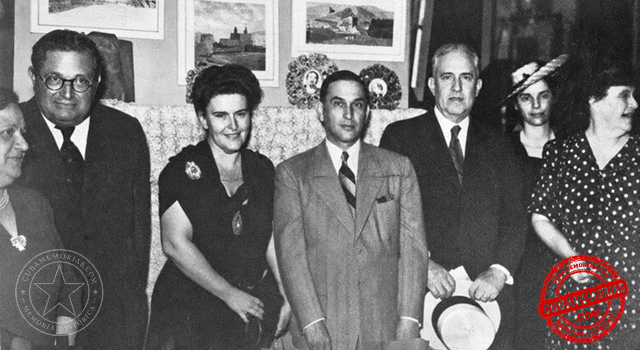 María Teresa Aranda de Echeverría en una exposición de artes aplicadas y pintura cubana en La Habana, 1942