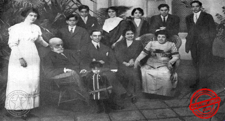 Nicolás Rivero con su esposa Herminia Alonso y sus hijos, retrato familiar de 1911.