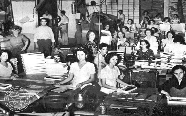 Interior de la fábrica Antón y Álvarez durante la confección de envases de cartón, La Habana, 1938.