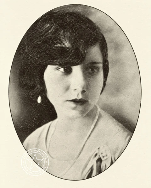 Retrato de Avelina López, profesora de piano, solfeo y teoría de la música graduada del Conservatorio Sicardó.