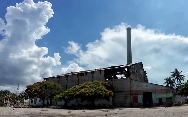 Instalaciones y parte de la torre del antiguo Central Puerto, al norte de Arcos de Canasí, en julio de 2024.