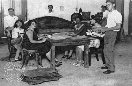 Mesa de trabajo donde se terminaba la confección de jabas de papel en la fábrica de Pedro A. López, La Habana, 1930.