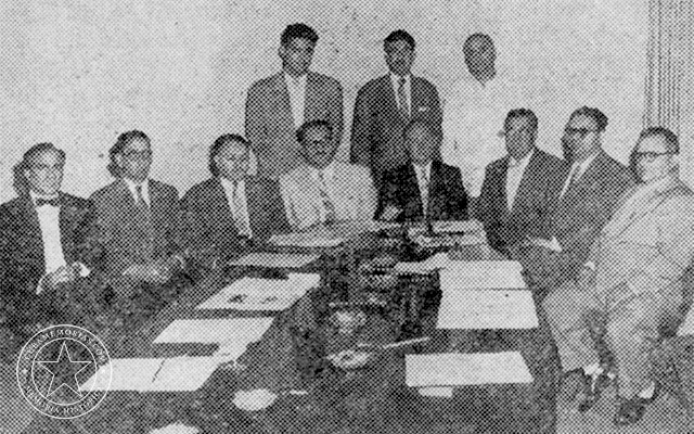 Reunión de representantes de la comunidad judía de Cuba en 1956, con Enrique Kalusin entre los asistentes.