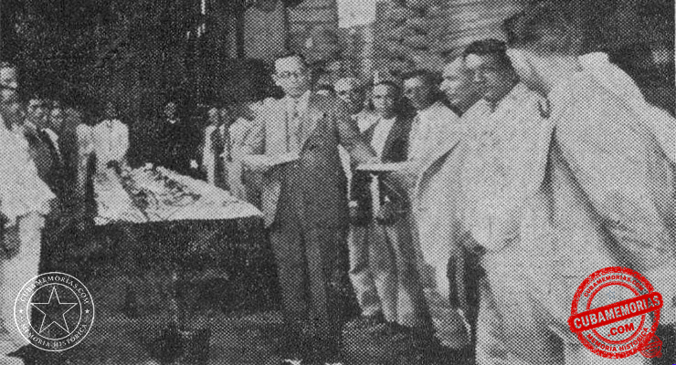 Francisco Rodríguez Jiménez entrega pólizas de seguro de vida a empleados y obreros de su fábrica de materiales de construcción en La Habana, 1931.