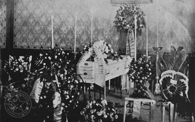 Féretro de Mercedes Matamoros durante sus funerales en el Ateneo de La Habana en 1906