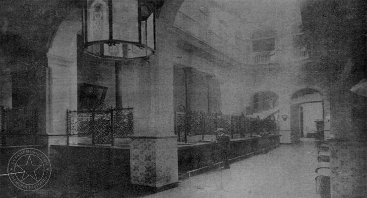 Interior de Hijos de R. Argüelles, departamento de cobros y pagos, La Habana, 1918.