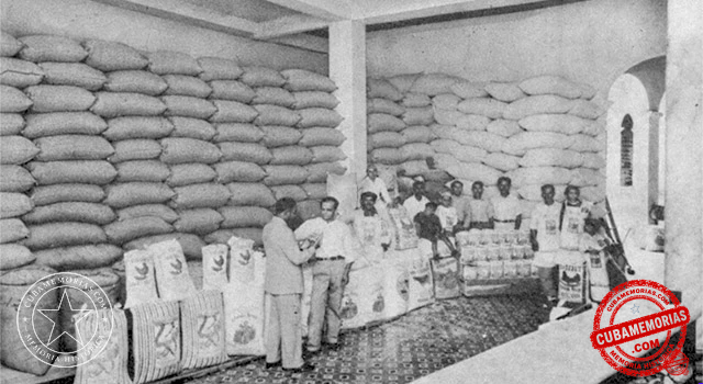 Vista interior de La Central Molinera con parte de su personal y sacos almacenados, Marianao, 1936.