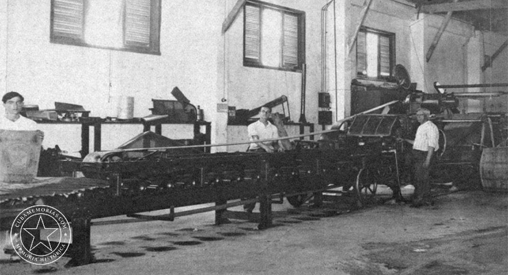 Máquina Taggart para fabricar sacos de papel en la fábrica de Pedro A. López, La Habana, 1930.