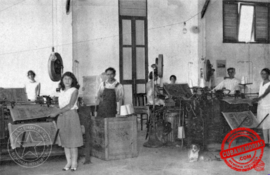 Máquinas de coser y aplicar papel crepé a sacos con válvula fabricados para la Compañía Cubana de Cemento El Morro, 1930.