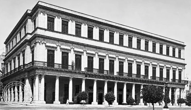 Vista del Palacio de Aldama en La Habana después de la adición del tercer piso, publicada en 1946.