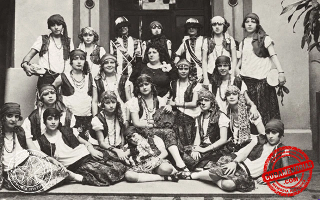 Ramona Sicardó junto a alumnas de la Academia Sicardó caracterizadas de gitanas durante una fiesta benéfica en La Habana.