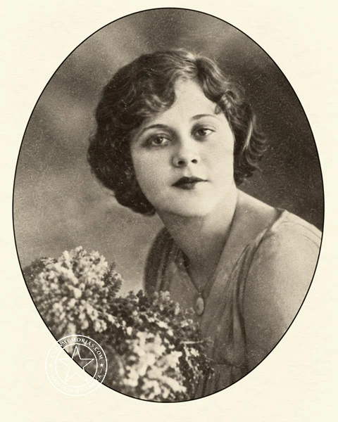 Retrato de Rosalía Medina y Cazes, profesora de piano, solfeo y teoría graduada del Conservatorio Sicardó.