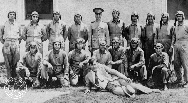 Grupo de profesores y dieciséis alumnos de la Academia Preparatoria Militar Bravo que aprobaron los exámenes de ingreso en la Escuela de Aviación Militar de Cuba, 1930.