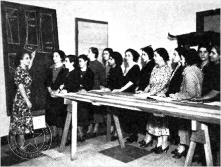 Grupo de alumnas de la Academia Monserrat escuchando una lección impartida por Margarita Monserrat de Sastre.