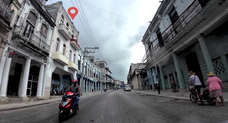 Fachada del edificio donde funcionó la Academia Comercial Toledo, situada en la Calzada de Monte, La Habana, fotografiada en julio de 2024.
