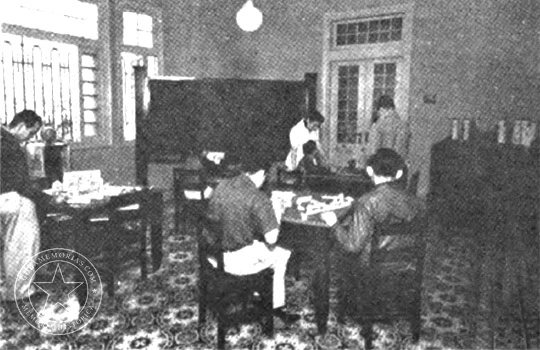 Alumnos y profesores en el aula de perfeccionamiento del Instituto Psicopedagógico Crespo, en La Habana, 1944.