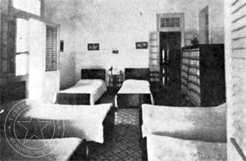 Dormitorio con varias camas individuales del internado del Instituto Psicopedagógico Crespo, en La Habana, 1944.