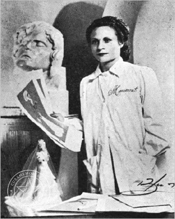 Margarita Monserrat de Sastre junto al modelo creado para la película La Niña de Guatemala o La que murió de amor.