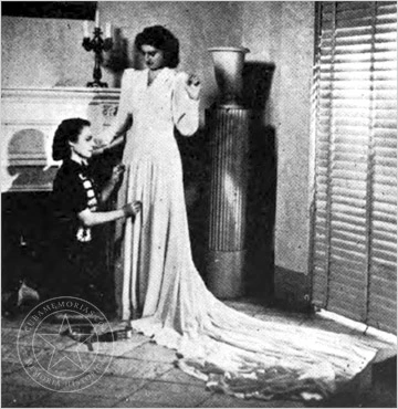 Margarita Monserrat de Sastre probando un traje de novia en los talleres de su Academia de Corte y Costura Sistema Monserrat.