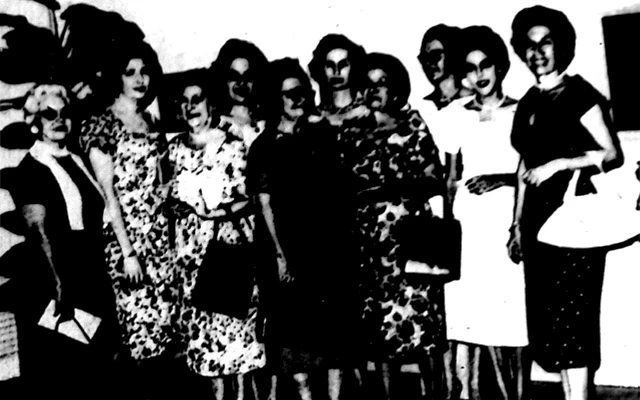 María Luisa Ríos junto a expositoras del Lyceum and Lawn Tennis Club durante una muestra de trabajos pictóricos en 1959.