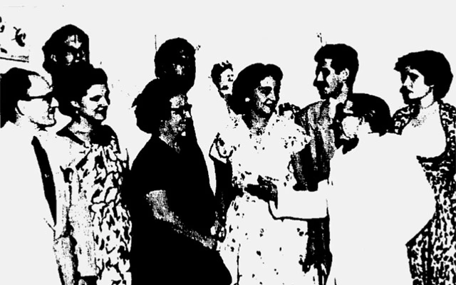 María Luisa Ríos junto a invitados durante la inauguración de su exposición de óleos en la Galería Cubana del Vedado, en 1955.