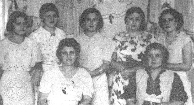 María Teresa Bello junto a Julia Gómez de Chávez y alumnas de la Academia de Corte y Costura de Perico, Matanzas, en 1937.
