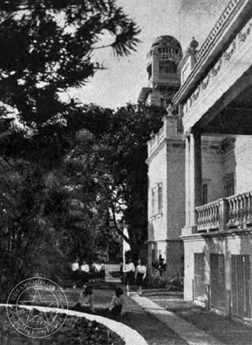 Vista lateral del edificio de Merici Academy en El Vedado, La Habana, publicada en 1944.