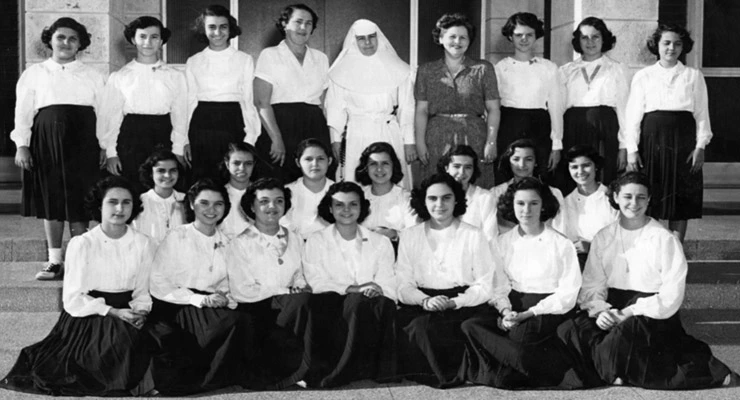Mother Thomas junto a profesoras y alumnas de Merici Academy en Biltmore, La Habana, 1951.