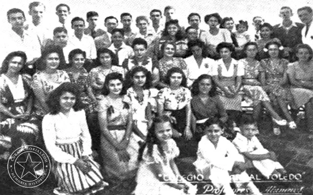 Grupo de profesores y alumnos de la Academia Comercial Toledo de La Habana, en una fotografía publicada en 1944.