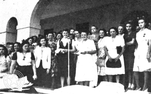 Fotografía sobre el reparto de ropa a niños necesitados en el Parque Infantil José Martí, organizado por la Asociación de Profesoras y Alumnas de la Academia Central de Corte y Costura M. T. Bello.