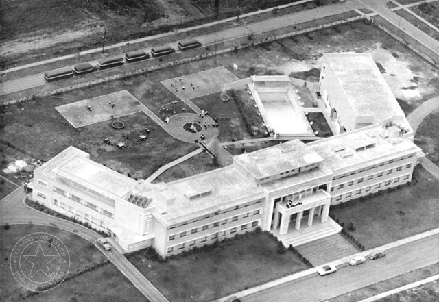 Vista aérea del edificio y terrenos de Merici Academy en Biltmore, La Habana, 1952.